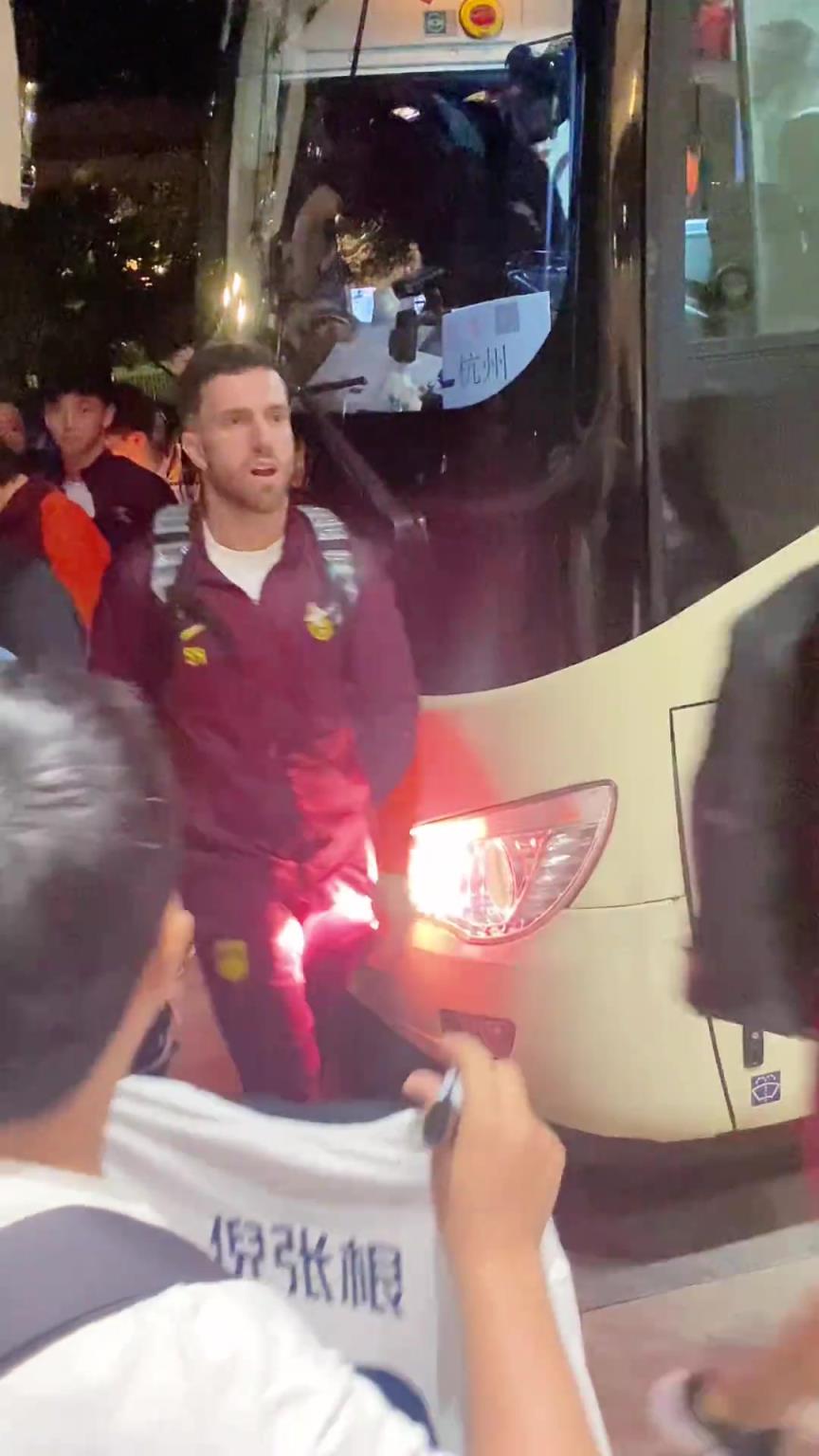 韋世豪嚇得箭步逃跑！國(guó)足深夜到酒店差點(diǎn)被摁在車(chē)頭不讓走