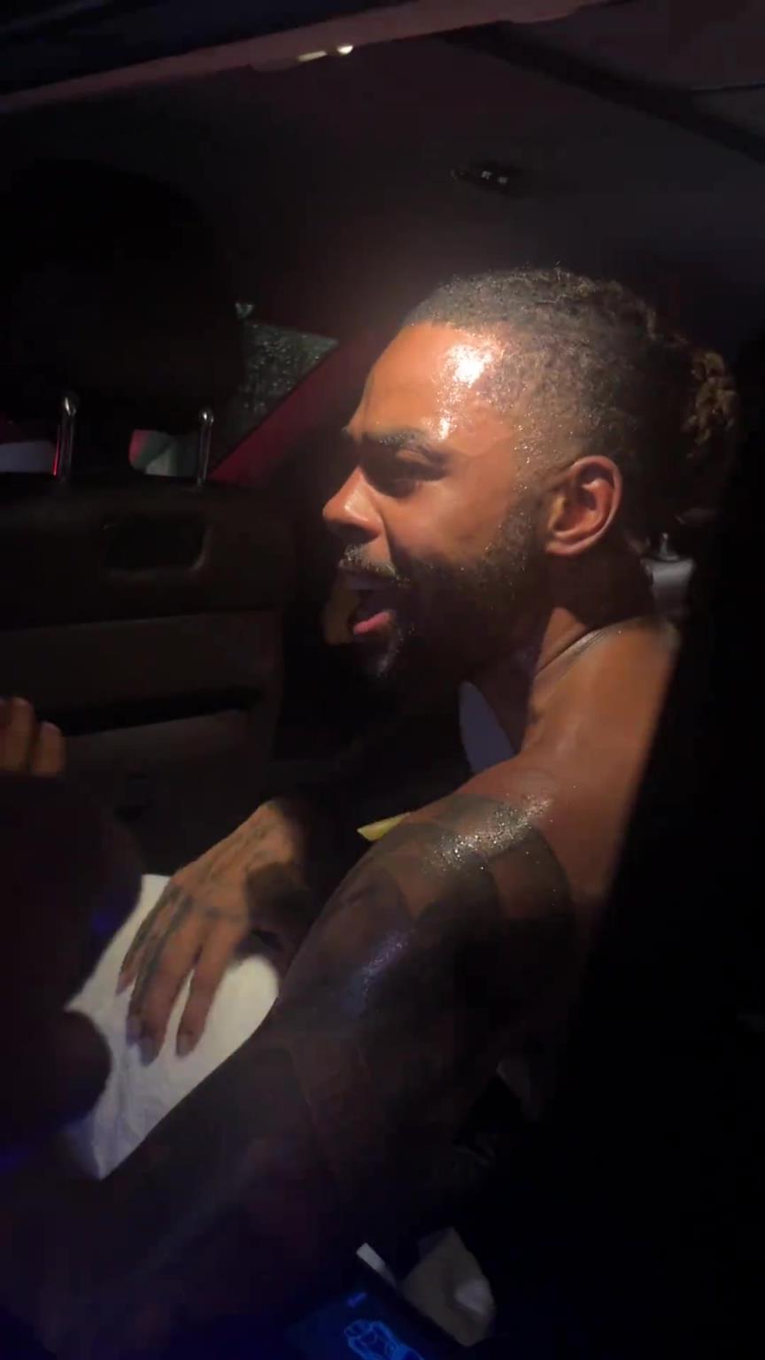 太熱情了！拉塞爾中國(guó)行坐車(chē)離開(kāi)球迷們被團(tuán)團(tuán)圍住