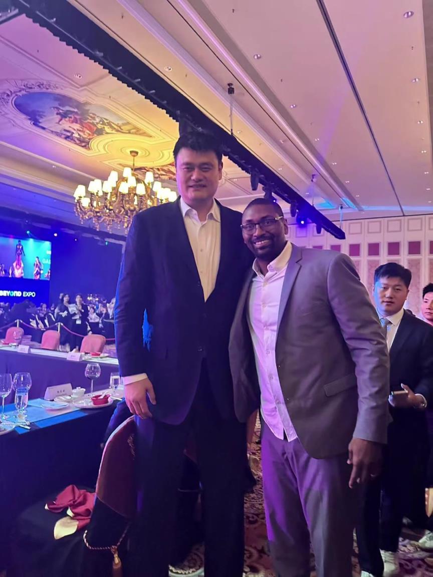 阿泰斯特曬與姚明合照：這是我最喜歡的隊(duì)友 姚！！