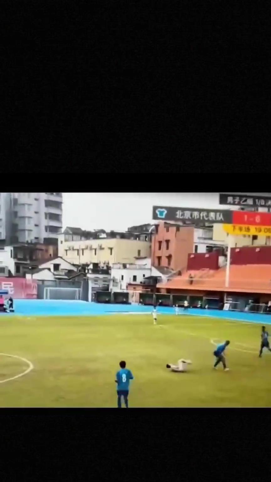 太可怕了！全運會驚現(xiàn)殺人足球，球員將對手直接踢骨折