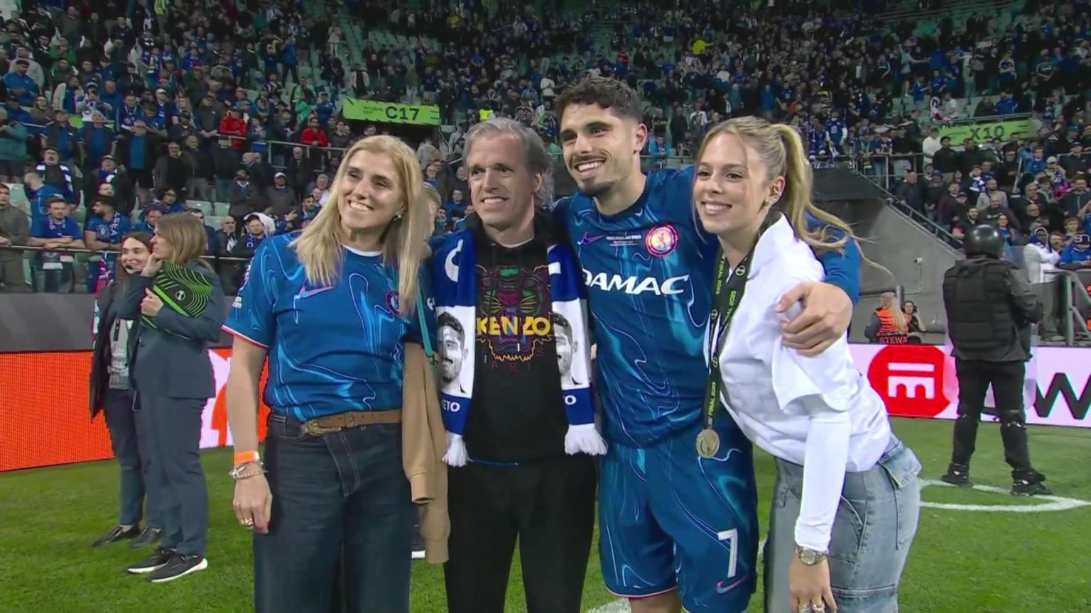 內(nèi)托好福氣！奪冠后高顏值女友來合照，身材相當(dāng)哇塞！